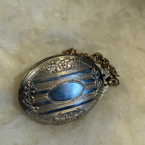 1928 Elegant Locket Necklace - Picture 2 of 8